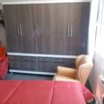 Cama, ar condicionado e armário do apartamento de copacabana - Rio Up