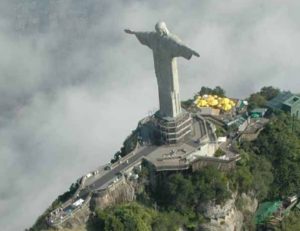 Cristo Redentor do alto, visto de helicóptero