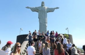 Cristo redentor cheio de turistas