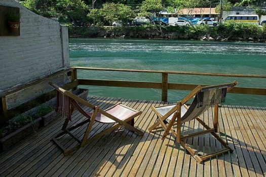 Deck em cima da água na casa da Barra da Tijuca