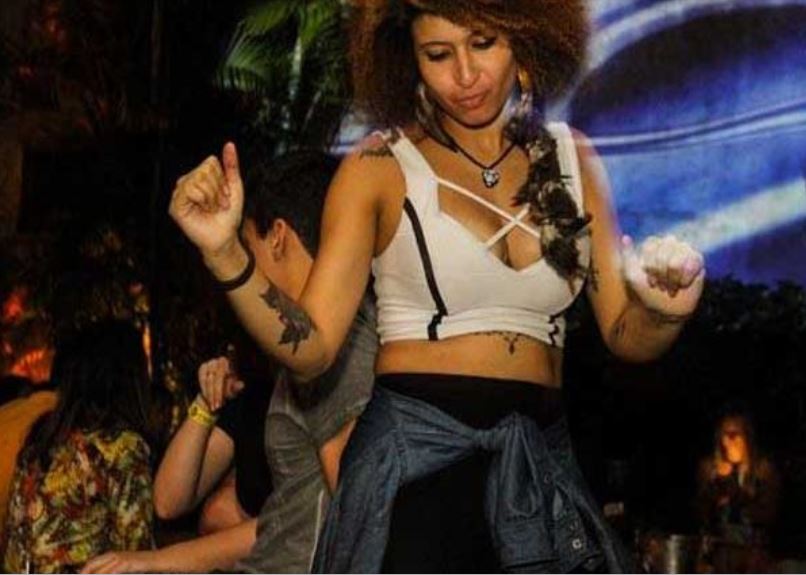 Garota dançando na festa Lapa Loca Leviano