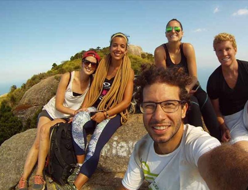 Grupo de amigos no topo da Pedra da Gávea