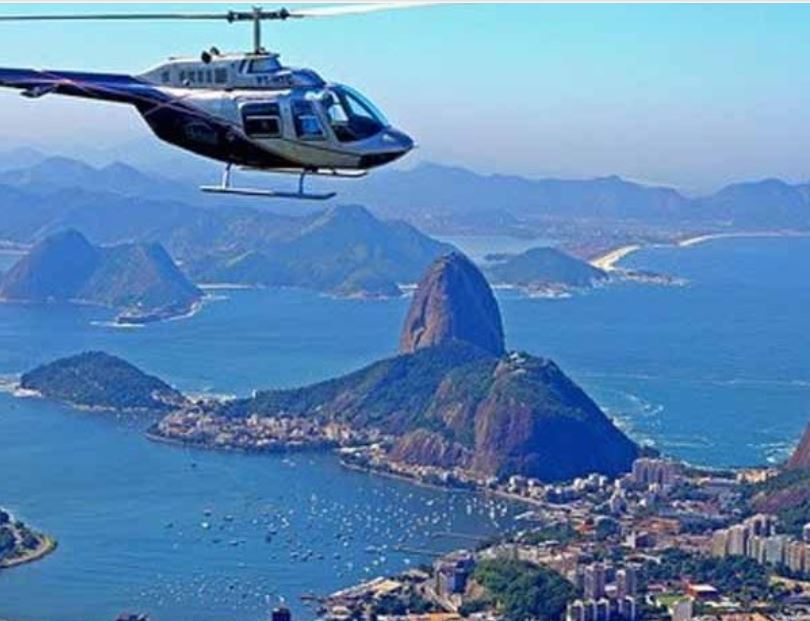 Helicóptero sobrevoando a Baía de Guanabara