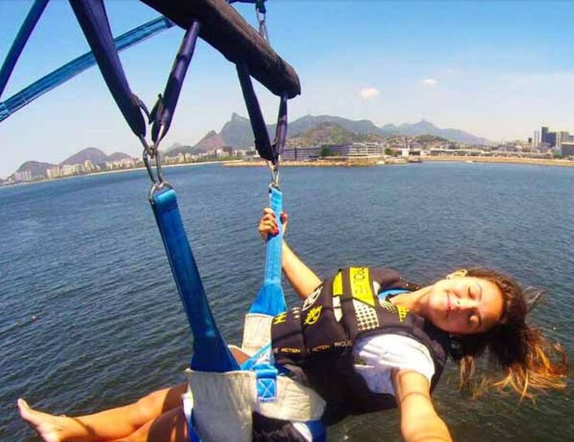 Mulher voando de Parasail na Baía de Guanabara