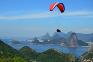 Parapente voando no Parque da Cidade