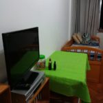 TV de LED e mesa do quarto
