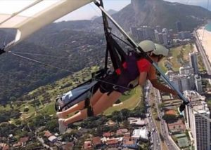 Voo duplo de asa delta com vista para a praia de São Conrado e morro Dois Irmãos